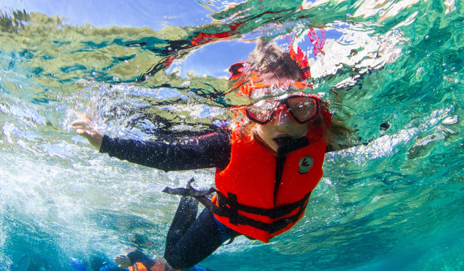 Snorkelista con visor y chaleco flotando en el agua turquesa de Cabo Pulmo Snorkelista con visor y chaleco flotando en el agua turquesa de Cabo Pulmo